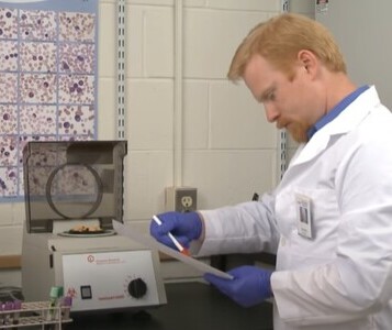 Клиника лечения наркозависимости в Орехово-Зуево Врач в кабинете клиники